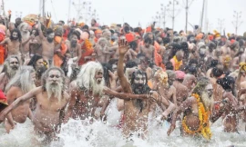 Đổ xô đi tắm khỏa thân bất chấp trời rét 'cắt da cắt thịt'