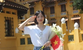 Khách nước ngoài ngưỡng mộ cách người Việt mừng 50 năm đất nước thống nhất