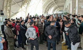 Hàng trăm người kẹt ở sân bay quân sự, không đồ ăn nước uống suốt 2 ngày