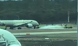 ‘Siêu máy bay’ Boeing chở gần 300 người nổ lốp