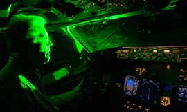 Tia laser nguy hiểm với phi công thế nào, vi phạm bị phạt ra sao?