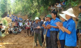 Niềm vui của TNTN khi khai thông con đường nối liền hai xã Mường Lai (Yên Bái) và Yên Lâm (Tuyên Quang)