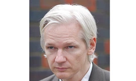 Người sáng lập WikiLeaks trốn vào sứ quán Ecuador