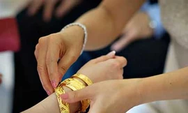 Đêm tân hôn, mẹ chồng gõ cửa đòi giữ của hồi môn