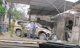 Toyota Prado bỗng nhiên phát nổ trên vỉa hè