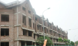 Lâu nay, nguồn tiền mua bán BĐS không ai kiểm soát, dù có giá trị rất lớn (trong ảnh; một căn nhà liền kề tại Lê Văn Lương - Hà Nội có giá gần chục tỷ đồng)