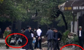 Chiếc xe máy cháy trơ khung, và một phần thi thể nạn nhân còn nằm lại hiện trường