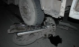 Chiếc xe máy bị chèn nát