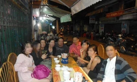 Thân phận 'ký nữ' già đi bắt ‘gà Tây’