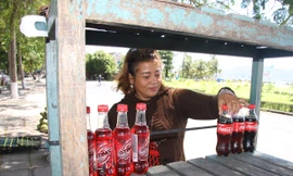 Chị Nguyễn Thị Kim Thanh hiện phải kiếm sống trên vỉa hè Ảnh: Lê Trung Việt