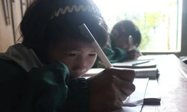 Xót lòng cảnh học sinh vượt suối đến lớp