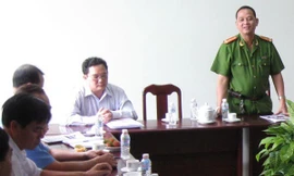 Ông Lèo (ngồi đeo kính trắng) trong một cuộc họp về an toàn giao thông năm 2010. Ảnh: Xuân Lương