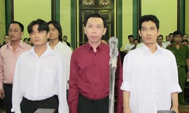 Bị cáo Phan Cao Trí (áo sẫm màu) cùng đồng phạm trước vành móng ngựa