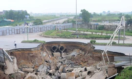 Hố tử thần Lê Văn Lương sau hai ngày bị sụt lún. Ảnh: Tuấn Nguyễn