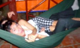 Phó chánh án âu yếm nữ nhân viên để 'an ủi'