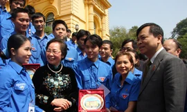 Phó Chủ tịch nước Nguyễn Thị Doan (thứ 2 hàng đầu, từ trái sang) và Bí thư T.Ư Đoàn Nguyễn Hoàng Hiệp tại buổi giao lưu sáng 31-3	Ảnh: Nguyễn Hà