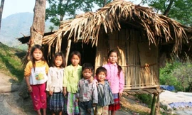 Cô bé 11 tuổi nuôi 5 em nhỏ ăn học