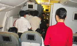 HLV tuyển Taekwondo bị áp giải xuống máy bay