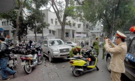 Lực lượng chức năng tiến hành ghi hình những điểm trông giữ xe bị thu hồi Giấy phép. ảnh chụp lúc 14 giờ 30 ngày 15-2 trên phố Quang Trung