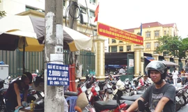 Có bảng giá, nhưng điểm trông xe trước BV Phụ sản T.Ư vẫn thu giá cao Ảnh: T. Đảng