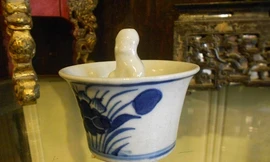 Kỳ lạ chén cổ rót nước không đầy