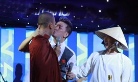 Mr Đàm gây sốc bằng cách hôn... sư thày