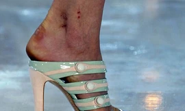 Những điều chưa biết đằng sau sàn cat-walk