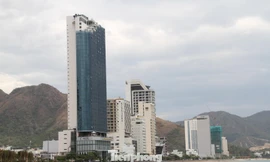 Cao ốc, khách sạn chọc trời đua nhau 'che' mặt biển Nha Trang