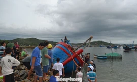 Phú Yên: 32 tàu thuyền bị sóng đánh chìm khi bão đổ bộ