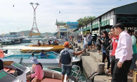 Cứu 4 người trên tàu khách bị chìm tại vịnh Nha Trang