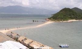 Độc đáo con đường giữa biển Khánh Hoà