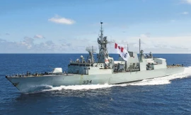 Tàu hải quân Canada cập Cảng quốc tế Cam Ranh