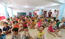 Báo chí thường trú Khánh Hòa tặng quà trẻ em cơ nhỡ, người già neo đơn