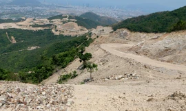 Hàng loạt dự án được cấp phép tràn lan trên núi, quây tôn rồi bỏ đó 