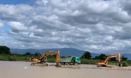 Sông Dinh bị 'băm nát' vì khai thác cát sỏi