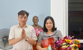 Ông Lê Đức Vinh trao quyết định bổ nhiệm và tặng hoa chúc mừng bà Trần Thu Mai (bên phải ảnh). Ảnh: Báo Khánh Hòa.