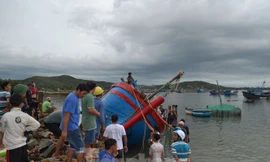 Tàu cá bị sóng đánh chìm trên biển Phú Yên, 2 người mất tích