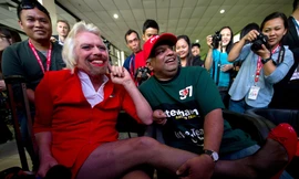 Tỉ phú Richard Branson (trái) và người sáng lập hãng AirAsia, ông Tony Fernandes (giữa)