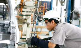 Doanh nghiệp muốn dễ dàng tiếp cận vốn ngoại tệ, đất đai (trong ảnh: DN sản xuất ôtô) Ảnh: Hồng Vĩnh