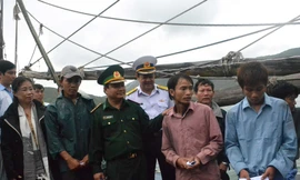 Cứu tàu cá và bảy ngư dân sắp chìm trên biển