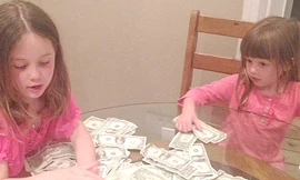 Nhớ mẹ, hai bé làm bánh quyên tiền nghiên cứu ung thư