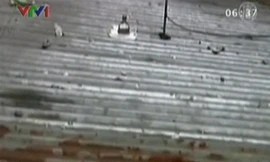 Những chai nước chiếu sáng thay bóng điện. Ảnh chụp từ clip