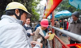 Phát ấn tại đền Trần. Ảnh: Minh Đức