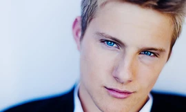 Sao teen bị 'tóm' vì tới quán bar dành cho người lớn