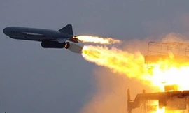 Iran thử thành công tên lửa, công bố máy bay không người lái mới