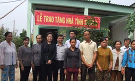 Tặng 6 nhà tình thương cho người nghèo đón Tết