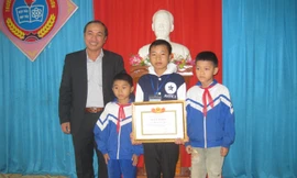 Khen thưởng học sinh dũng cảm cứu 2 em nhỏ