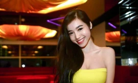 Elly Trần sexy với váy bó khoe vòng một ‘khủng’