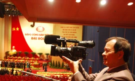 Ông Nguyễn Văn Vinh tác nghiệp tại Đại hội Đảng XI