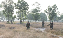 Chiến sĩ trẻ xung phong tiêu diệt địch